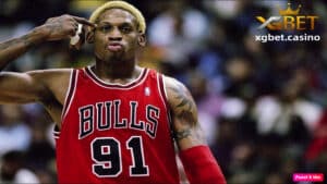 Ang larawan ay si Dennis Rodman na naglalaro sa Chicago Bulls