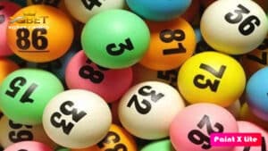 Ang larawan ay mga bolang may numbero na ginagamit sa lottery games