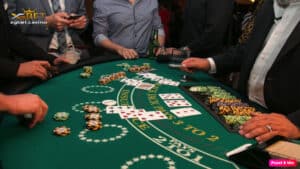 Ang larawan ay mga naglalaro ng blackjack sa blackjack table