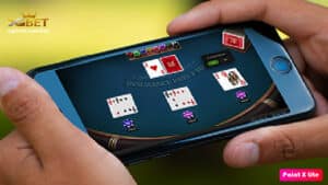 Ang larawan ay naglalaro ng online blackjack sa cellphone