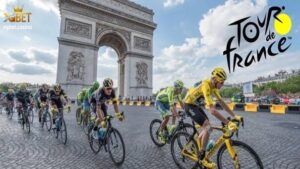 Ang larawang ito ay pinapakita ang mga cyclist sa Tour De France